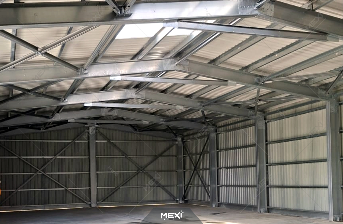 interior hală cu structură metalică ușoară