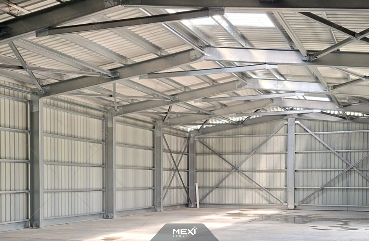 interior hală cu structură metalică prefabricată